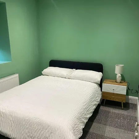 House With Fresh Renovation Apartment *